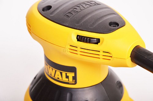 מלטשת אקצנטרית 5" 280W DEWALT